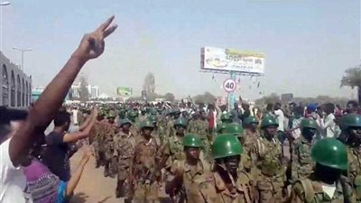 السودان.. تحركات عسكرية وشعبية وسط ترقب 