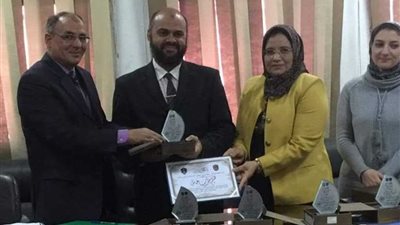 صيدلة دمنهور تكرّم صاحب مشروع معمل تحليل الأدوية