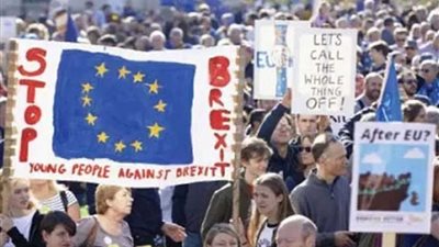 عشرات الآلاف من الشباب البريطانيين ينظمون مسيرة احتجاجية بشأن تغير المناخ