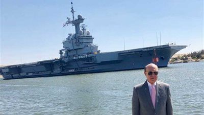 مميش يشهد عبور أكبر حاملة الطائرات 