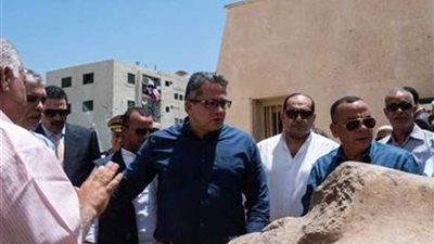 وزير الآثار يتفقد مقبرة 