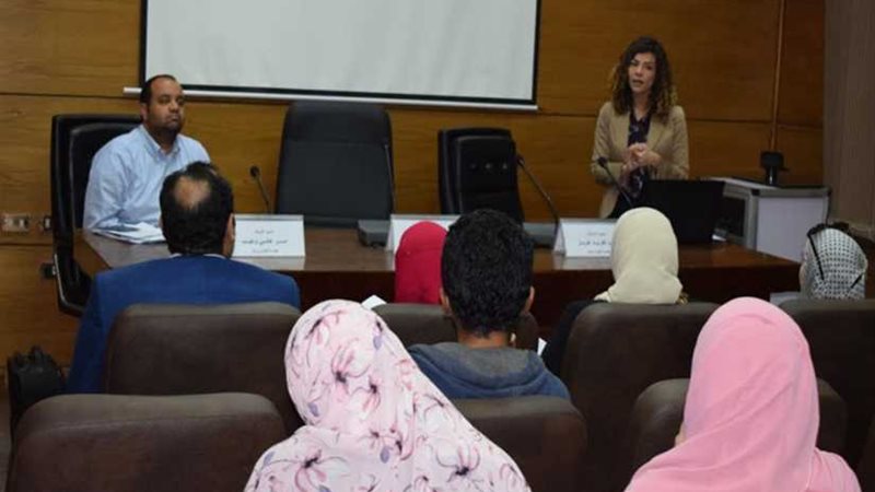 ندوة تعريفية بمنح