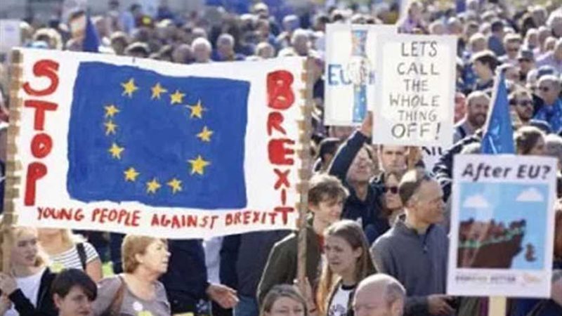 عشرات الآلاف من الشباب