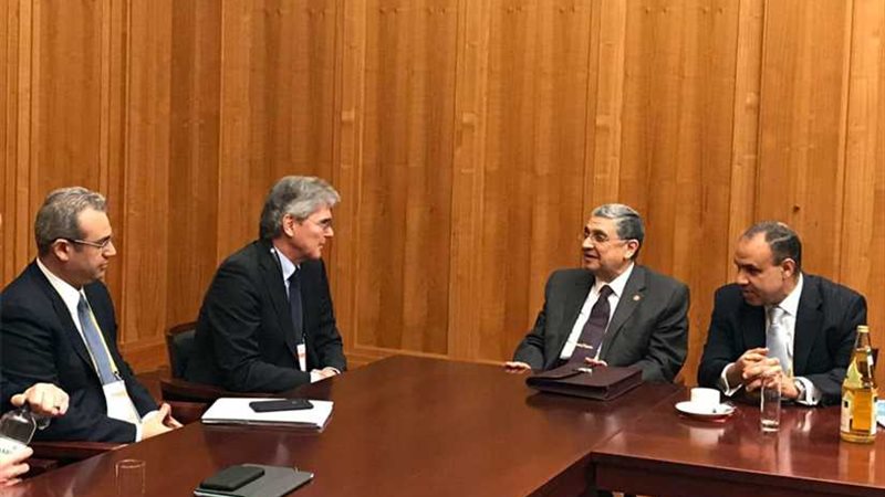 وزير الكهرباء يعقد