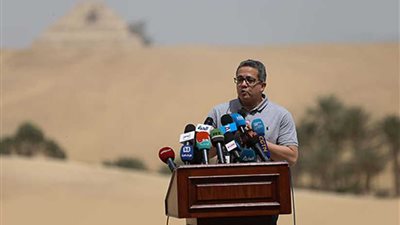 وزير الآثار يتفقد مقبرة 