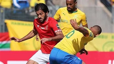 طاقم تحكيم مباراة الأهلي وصن داونز يعاين ملعب استاد برج العرب