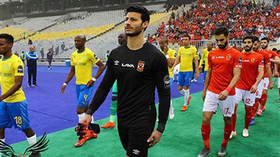 شاهد..لاعبو الأهلي يعتذرون للجماهير عقب مباراة صن داونز