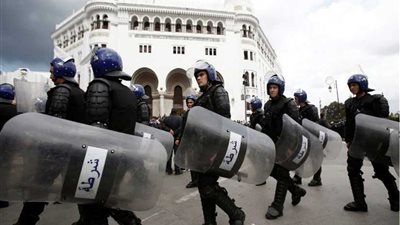 الشرطة الجزائرية: إصابة 83 شرطيا وتوقيف 180 شخصا في المظاهرات