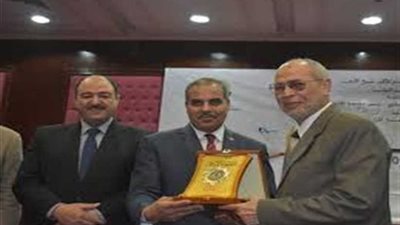 رئيس جامعة الأزهر يكرم المتميزين من منتسبي الجامعة في مختلف المجالات العلمية