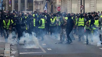 اشتباكات باحتجاجات السترات الصفراء في فرنسا وماكرون يجهز لإعلان إجراءات