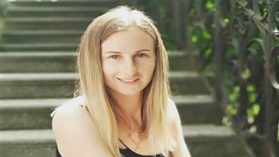 قصة صور.. كاترينا أيقونة حماس فتيات الذهب في طائرة الأهلي