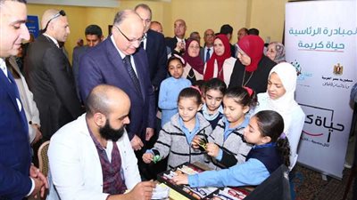 الكشف على 920 تلميذا بحضور محافظ القاهرة 