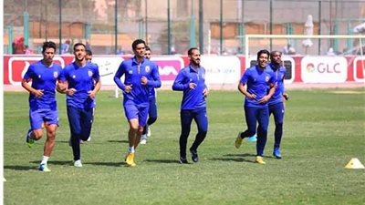 لاعبو الأهلي الغائبون عن مباراة صن داونز اليوم يؤدون مرانهم على ملعب التتس