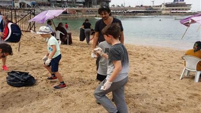 طلاب مدارس الإسكندرية يشاركون في تنظيف الشواطئ