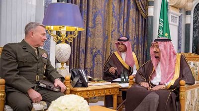 العاهل السعودي يلتقي قائد القيادة المركزية الأمريكية