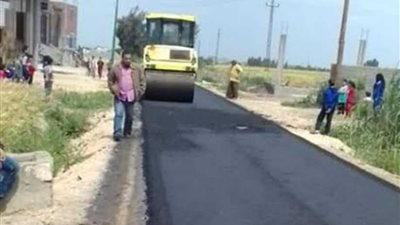 استكمال أعمال رصف الطرق بالبحيرة