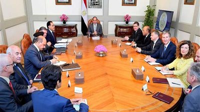 السيسي: تطوير قطاع الغزل والنسيج من خلال تحديث الآلات والاستعانة بخبرة كبرى الشركات