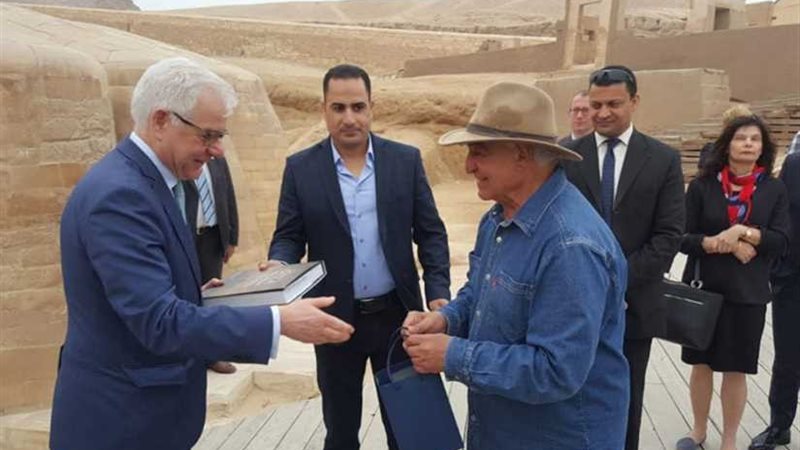 حواس يبوح لوزير خارجية