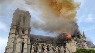 عاجل.. اندلاع حريق في كاتدرائية نوتردام التاريخية وسط باريس (فيديو)
