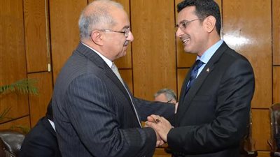 السفير اليمني يطمئن على مصابي اليمن بمستشفيات جامعة أسيوط