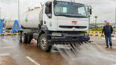 شاهد.. أول سيارة مطورة لترشيد استهلاك المياه في غسيل أرصفة الإسكندرية