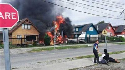 سقوط طائرة على مبنى سكني في تشيلي ومقتل 6 أشخاص (صور)