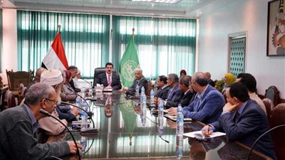 محافظ القليوبية يجتمع برجال الأعمال استعدادا للاستفتاء