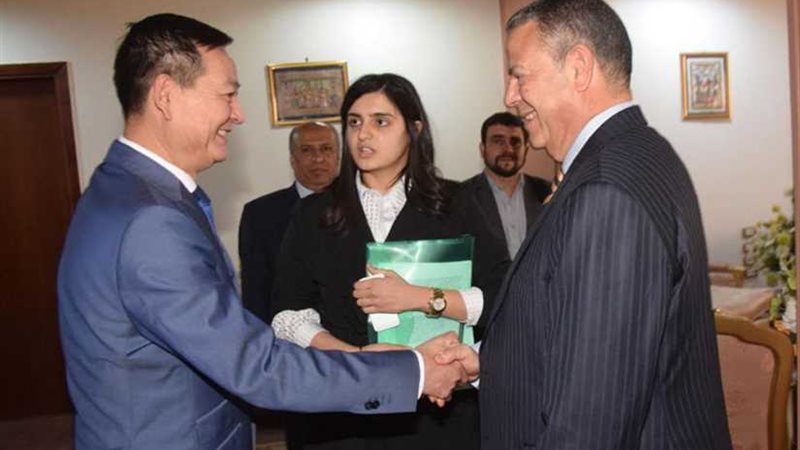 محافظ بني سويف وسفير