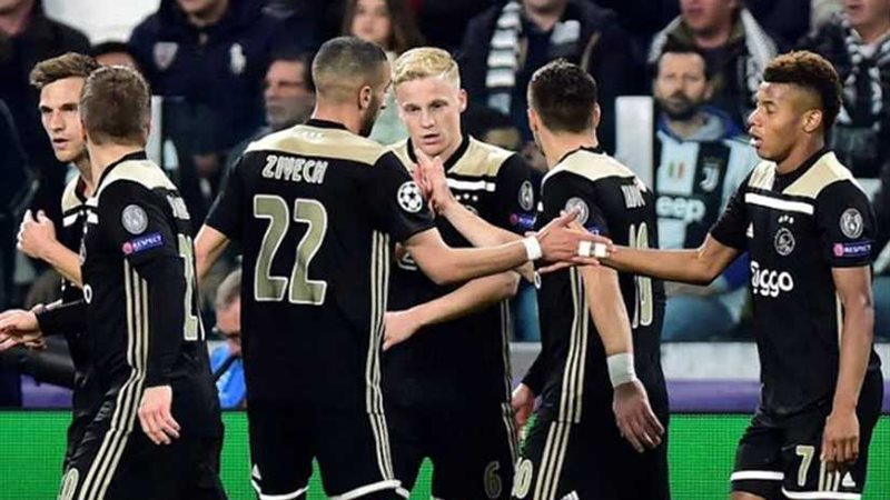 أياكس يستمر في الإطاحة