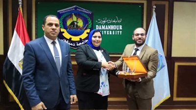 الكويت تكرّم رئيس جامعة دمنهور وأمين عام الجامعة