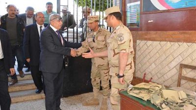 محافظ المنيا يتفقد عددا من اللجان والمقرات الانتخابية
