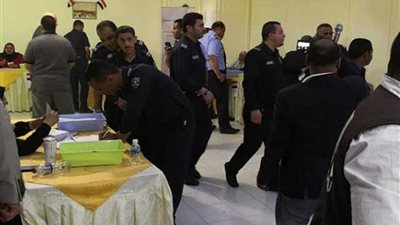 توافد المصريين بكثافة على الاستفتاء بالكويت بعد انتهاء صلاة الجمعة