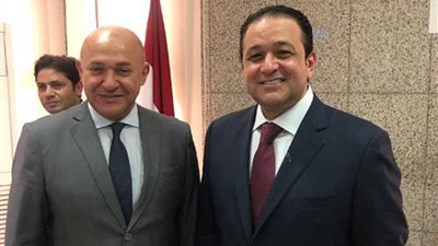 علاء عابد يدلي بصوته في الإمارات فى الاستفتاء.. ويشيد بالإقبال الكثيف للمصريين