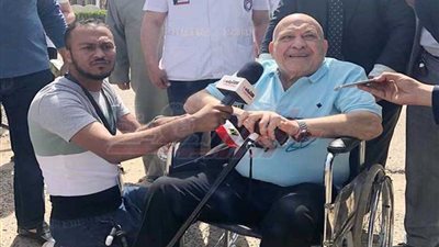 رغم التعب .. مصريون يذهبون على كراسى متحركة للمشاركة في الاستفتاء بالخارج