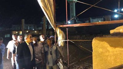وزير الآثار يتفقد تمثال رمسيس بمعبد الأقصر.. 