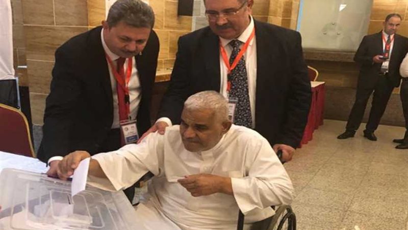 مسن مصري على كرسي