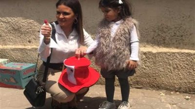 وزيرة الاستثمار تدلى بصوتها بصحبة حفيدتها بالاستفتاء فى مصر الجديدة