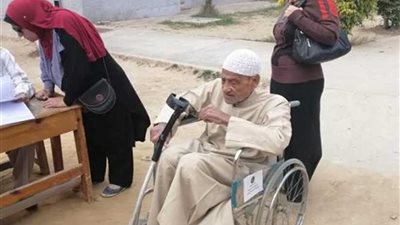 مسن على كرسي متحرك يصر على الإدلاء بصوته في الاستفتاء بطنطا
