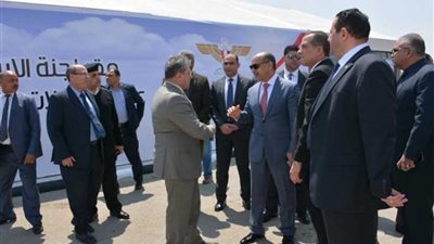وزير الطيران المدني يتفقد لجان الانتخابات بمطار القاهرة الدولى ويشكر العاملين علي حسهم الوطني