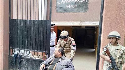 ضابط يساعد مواطنًا من ذوي الإعاقة للإدلاء بصوته في لجنة بطوخ