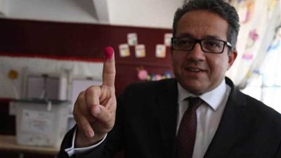 العناني وهيكل يدليان بصوتهما أثناء الإعلان عن اكتشاف أثري جديد