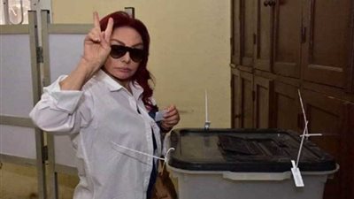 نبيلة عبيد ترفع علامة النصر عقب التصويت على الاستفتاء