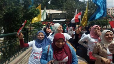 بنات المنوفية بأعلام مصر داخل لجان الاستفتاء