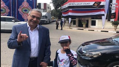 رئيس المصريين الأحرار يصطحب حفيدته في لجنة الاستفتاء على الدستور