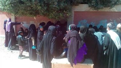 طوابير أمام اللجان بقرى أسيوط للإدلاء بأصواتهم في التعديلات الدستورية.. (صور)