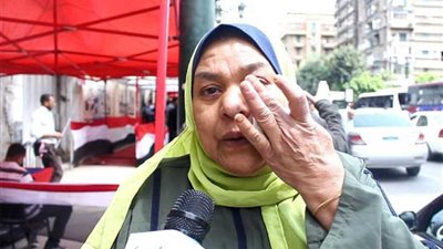 سيدة تبكي وتقول : 