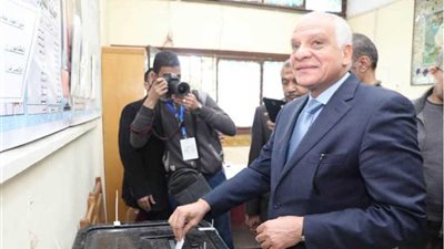 محافظ الجيزة يدلي بصوته في الاستفتاء بلجنة مدرسة الجيزة الثانوية بالهرم