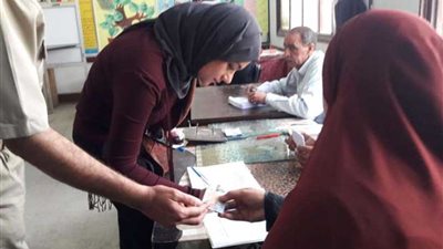 نائب محافظ القليوبية تدلي بصوتها في مدرسة ببنها