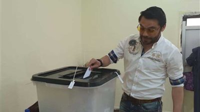 أحمد حسن يدلي بصوته بالاستفتاء بالشيخ زايد