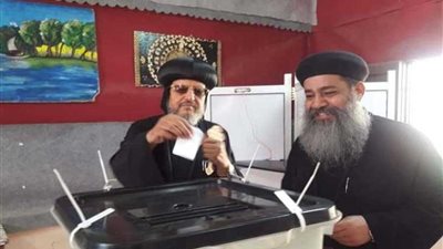 مطران شبرا الخيمة يدلى بصوته فى الاستفتاء